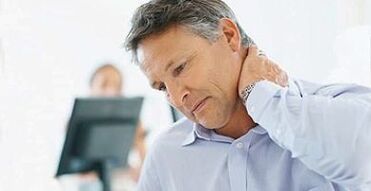 Τα συμπτώματα της αυχενικής οστεοχόνδρωσης περιλαμβάνουν πόνο στον αυχένα