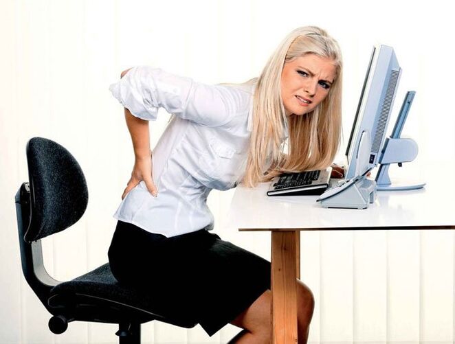 Το κορίτσι έχει πόνο στην πλάτη